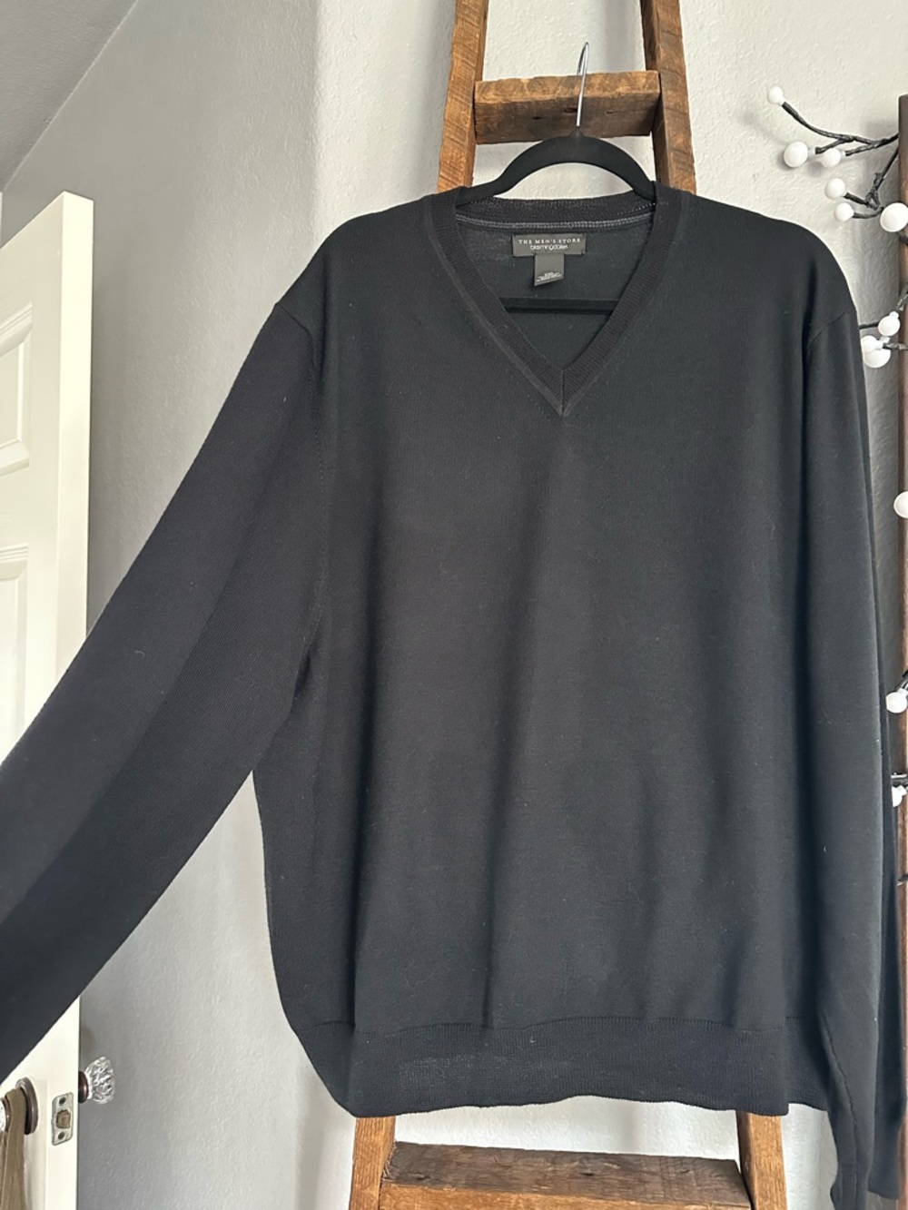 Bloomingdale's Men's Black V-Neck Sweater, size XXL